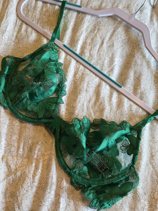 Victoria's Secret Other - Victoria's Secret Emerald Green Lace Underwire Bra